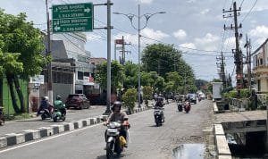 Awal Mei, Pemkot Surabaya Betonisasi Dan ASPAL Jalan Raya Kedung Baruk – Kalirungkut