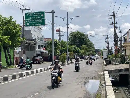 Awal Mei, Pemkot Surabaya Betonisasi Dan ASPAL Jalan Raya Kedung Baruk – Kalirungkut