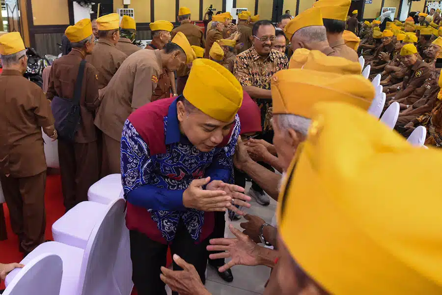 Peduli kepada Pejuang, Wali Kota Surabaya Dilantik Sebagai Anggota Veteran Kehormatan