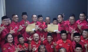 Terima Formulir di Depan Kader Banteng, Eri Cahyadi-Armuji Daftar ke PDIP Surabaya pada 2 Mei