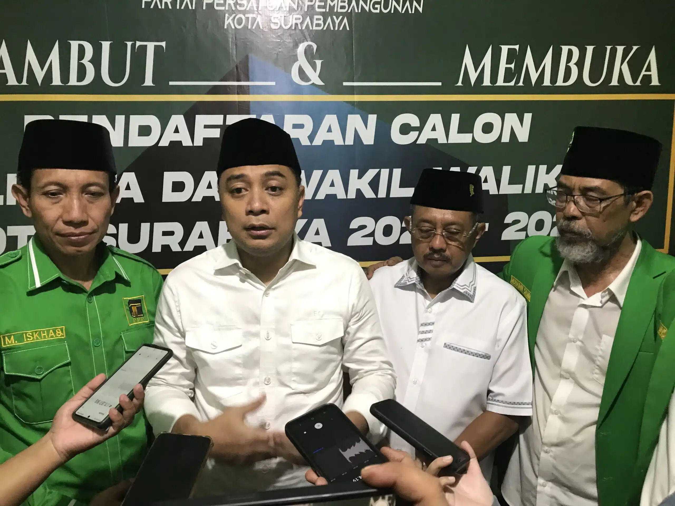 Eri – Armuji Serahkan Formulir Pendaftaran Bacawali – Cawawali Di Kantor PPP Surabaya