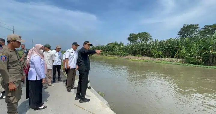 Plt Bupati Sidoarjo Perintahkan Dinas PU Bina Marga Segera Perbaiki Plengsengan Jalan Beton di Kedungbocok