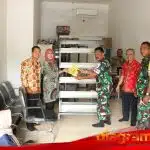 Wujud Sinergi, Dinas Perpustakaan Sidoarjo Serahkan Bantuan Buku untuk Desa Penambangan melalui Satgas TMMD ke-120