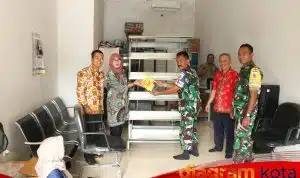 Wujud Sinergi, Dinas Perpustakaan Sidoarjo Serahkan Bantuan Buku untuk Desa Penambangan melalui Satgas TMMD ke-120