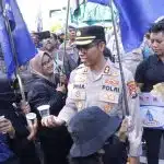 Berbagi Air Minum Saat Aksi Damai Buruh, Kapolres Situbondo Diserbu Emak-Emak Minta Selfie