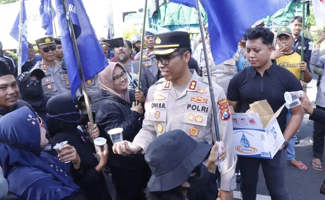 Berbagi Air Minum Saat Aksi Damai Buruh, Kapolres Situbondo Diserbu Emak-Emak Minta Selfie
