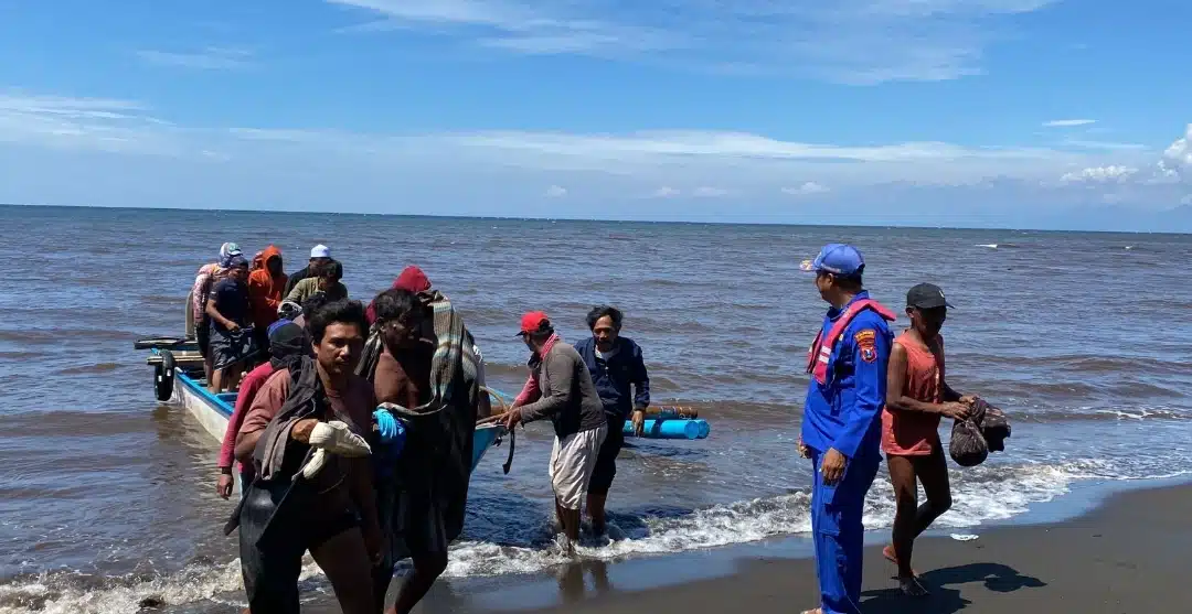 Satpolairud Polresta Banyuwangi Berhasil Selamatkan Dua Nelayan Pasuruan di Perairan Bimorejo