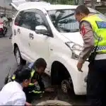Cepat Dekat dan Bersahabat Polisi Bantu Pengendara yang Kesulitan Saat Ban Mobilnya Bocor di Jalan Raya Lumajang