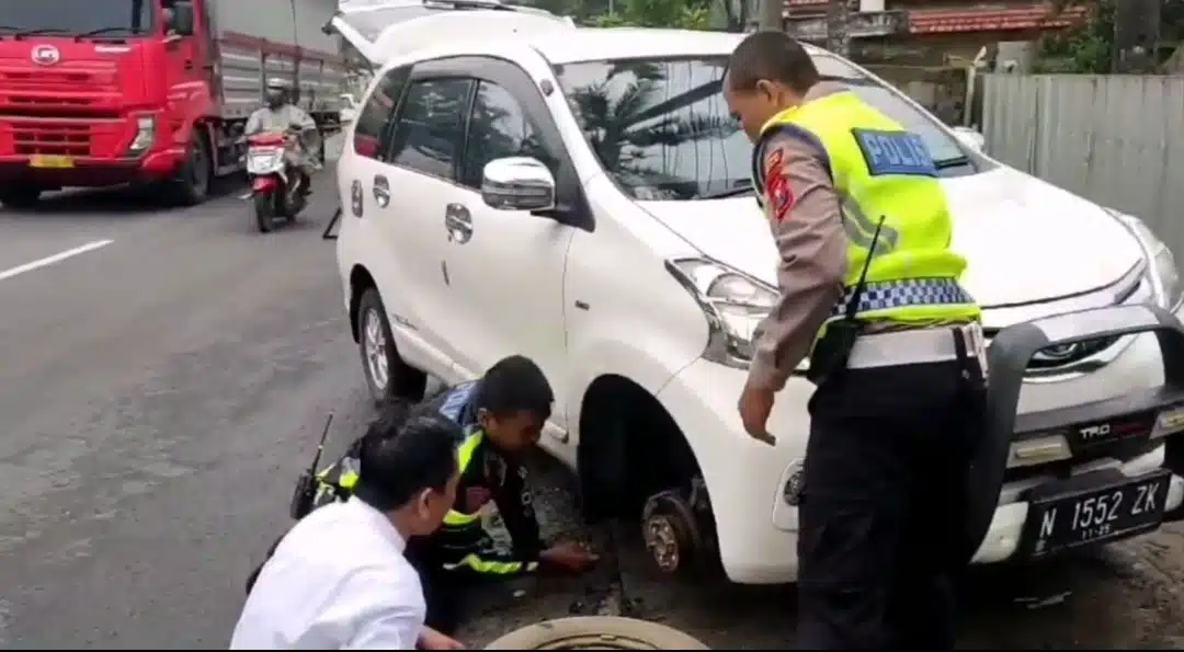 Cepat Dekat dan Bersahabat Polisi Bantu Pengendara yang Kesulitan Saat Ban Mobilnya Bocor di Jalan Raya Lumajang