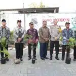 Peduli Lingkungan Kapolda Jatim Tanam dan Berbagi Bibit 3.000 Pohon di Gresik