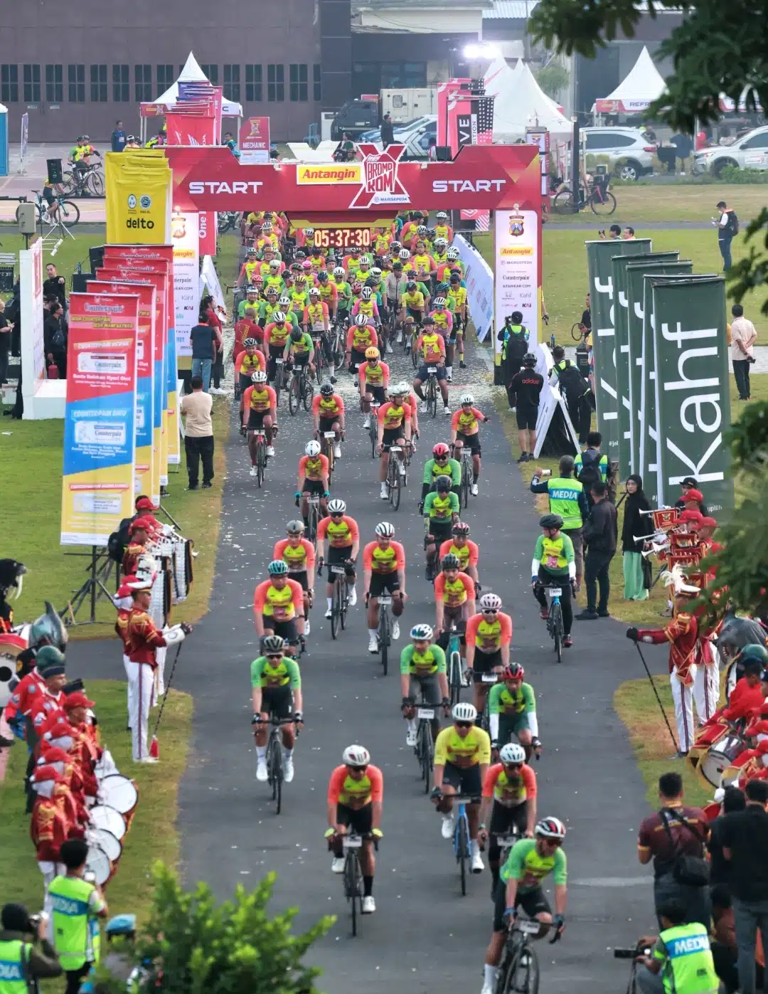 Kapolda Jatim Bersama Ribuan Pesepeda dari 17 Negara Ikuti Bromo KOM X 2024