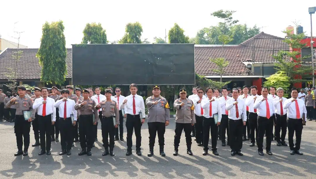 Kapolres Pelabuhan Tanjung Perak Beri Penghargaan kepada puluhan Anggota Berprestasi