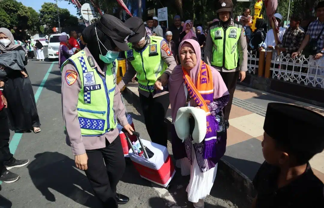 Polisi Ramah Lansia Beri Layanan Prima Pemberangkatan CJH Situbondo