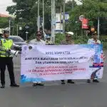 Satlantas Polres Gresik Bagikan Coklat Gelar Kampanye Simpatik Keselamatan di Jalan Raya