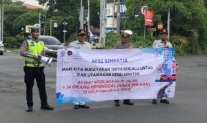 Satlantas Polres Gresik Bagikan Coklat Gelar Kampanye Simpatik Keselamatan di Jalan Raya