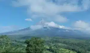 Catatan Petugas Pengamatan Erupsi Gunung Semeru Hari  Ini Mengalami Enam Kali Erupsi 