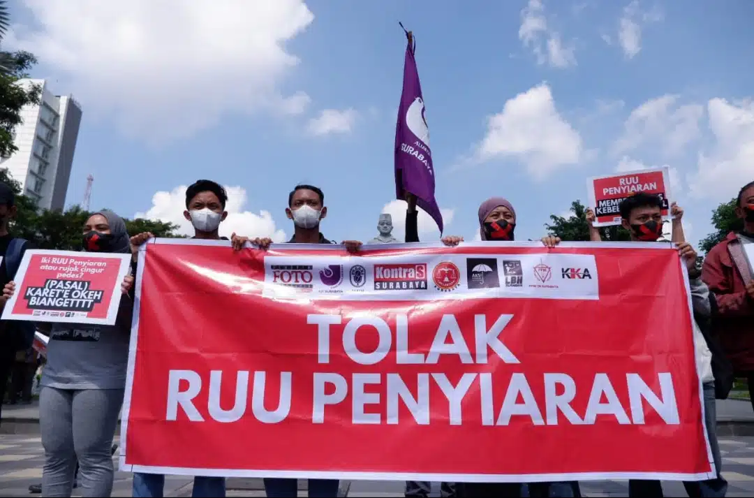 ‘Tolak UU Penyiaran’, Kompres Gelar Aksi di Grahadi