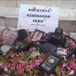 Berangus Kebebasan, Jurnalis dan Mahasiswa Surabaya Gelar Aksi Tolak RUU Penyiaran