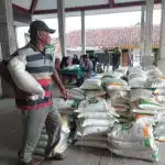 Pemerintah Desa Tambak Menyalurkan Bantuan Pangan Beras 10 kg kepada Keluarga Penerima Manfaat