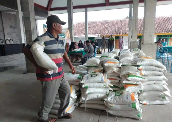 Pemerintah Desa Tambak Menyalurkan Bantuan Pangan Beras 10 kg kepada Keluarga Penerima Manfaat