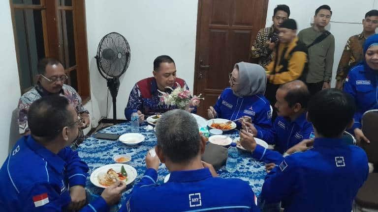 Ambil Formulir Pendaftaran Pilkada di Demokrat, Eri dan Lucy mesra saling Puji