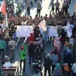 Personil Polsek Genteng dan Polrestabes Surabaya Sigap Amankan Aksi Warga Rusunawa di Grahadi