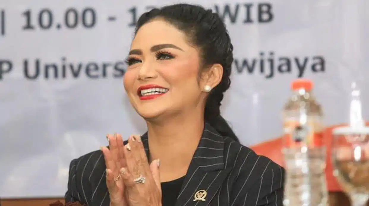 Absen Fisik, Kris Dayanti Kembalikan Berkas Pilwali Kota Batu