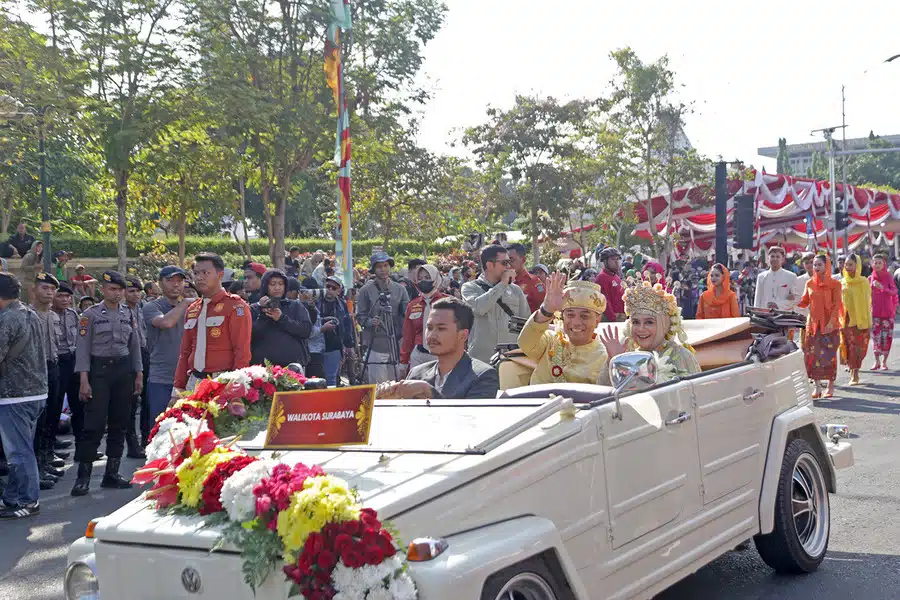 Wali Kota Eri dan Rini Indriyani Kenakan Manten Pegon di Surabaya Vaganza