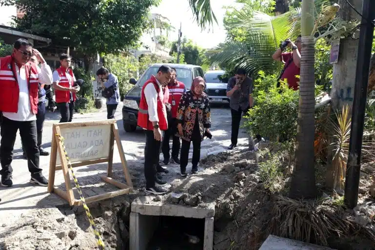 Walikota Eri Cahyadi Pantau Langsung Perbaikan Saluran Air di Jambangan