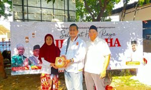 Peduli dan Ramah Lingkungan PKS Kota Surabaya Sebar Paket Hewan Kurban Idul Adha 1445H Pakai Kemasan Besek