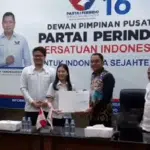Angela Tanoesoedibjo Serahkan Rekomendasi Perindo kepada Eri Cahyadi