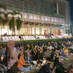 Konser KPU Jatim: Rakyat Lesehan di Lantai, Pejabat di Kursi Empuk