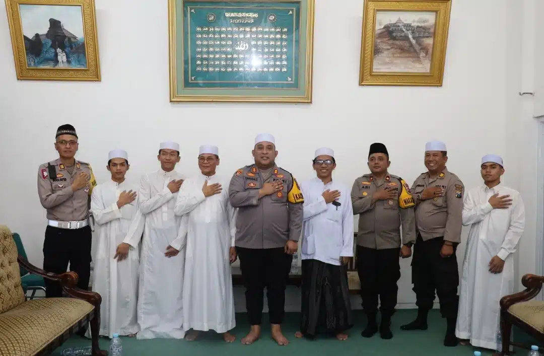 Kapolres Tanjung Perak Silaturahmi dengan Santri dan Pengasuh Ponpes Assalafi Al- Fitrah Surabaya 8 Kapolres Tanjung Perak Silaturahmi dengan Santri dan Pengasuh Ponpes Assalafi Al- Fitrah Surabaya