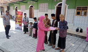 HUT ke-78 Bhayangkara, Polsek Ujungpangkah Berbagi Kebahagiaan Santuni Anak Yatim Piatu