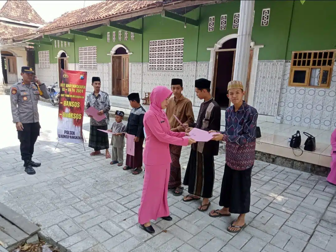 HUT ke-78 Bhayangkara, Polsek Ujungpangkah Berbagi Kebahagiaan Santuni Anak Yatim Piatu