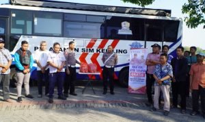 Bakti Sosial Satlantas Polres Gresik: Sarapan Gratis untuk Pemohon SIM Keliling di HUT Bhayangkara ke-78