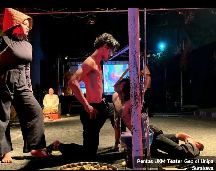 UKM Teater Geo Universitas Adi Buana Surabaya Menggelar Pementasan Teater “?” di Dies Natalis ke-23