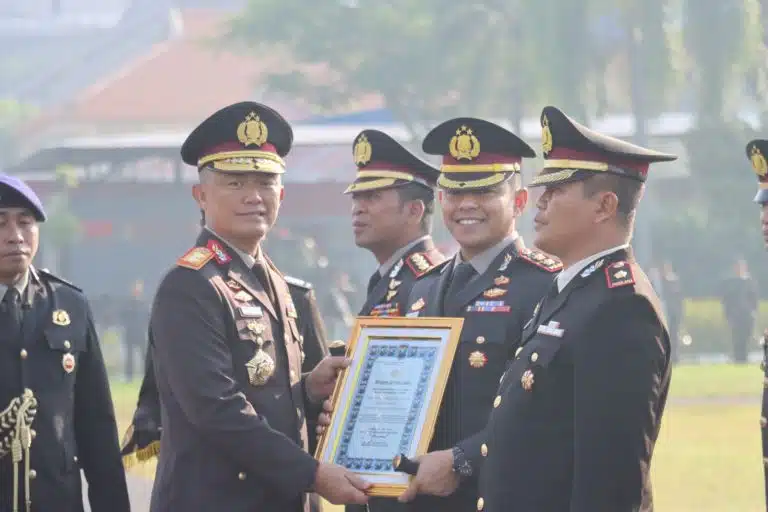 Ungkap Kasus Narkoba Kapolres Tulungagung Menerima Penghargaan Dari Kapolda Jatim