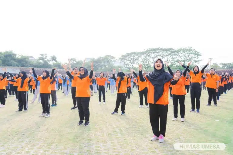 Peluncuran Senam Guru Indonesia, BPPG UNESA beserta 2.000 Guru Cetak Rekor MURI