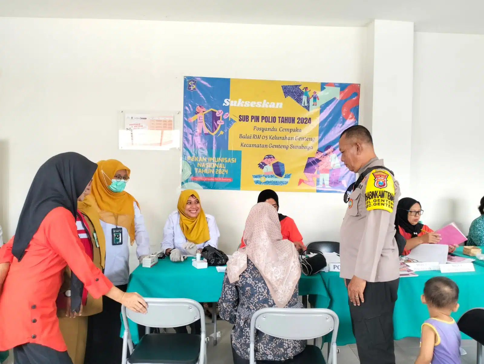 Bhabinkamtibmas Kelurahan Genteng Lakukan Kegiatan Sambang ke Balai RW 05 Genteng Kulon dan Posyandu Cempaka