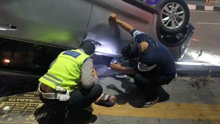 Innova Terbalik di Jalan Panglima Sudirman, Lima Orang Selamat