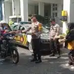 Antisipasi Kejahatan, Polsek Simokerto Patroli dan Berbagi Nasi Kotak