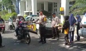 Antisipasi Kejahatan, Polsek Simokerto Patroli dan Berbagi Nasi Kotak