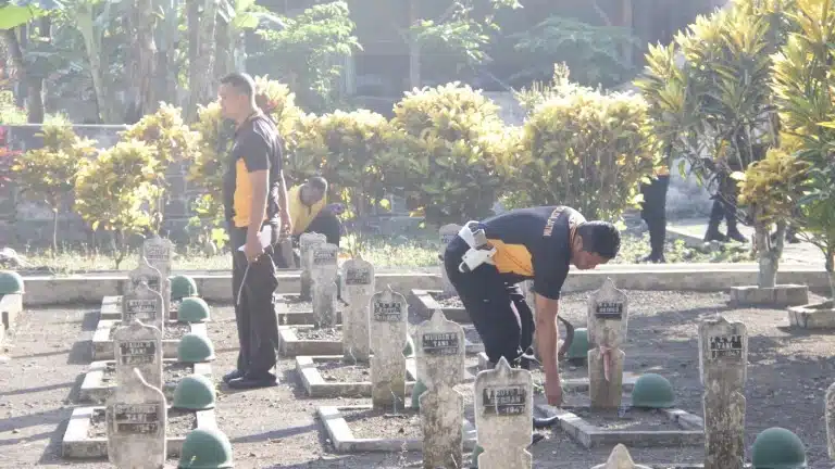 Penghormatan kepada Pahlawan, Polres Bondowoso Lakukan Kerja Bakti di TMP Kotakulon