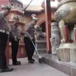 Peringati Hari Bhayangkara ke-78, Polres Gresik Laksanakan Bakti Sosial di Klenteng Kim Hin Kiong