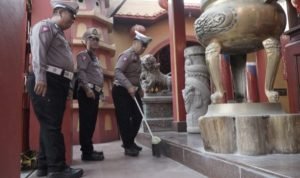 Peringati Hari Bhayangkara ke-78, Polres Gresik Laksanakan Bakti Sosial di Klenteng Kim Hin Kiong