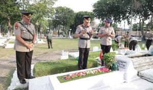 Mengenang Jasa Pahlawan, Waka Polda Jatim Pimpin Upacara Ziarah