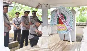 HUT Bhayangkara ke-78: Polres Bondowoso Ziarah ke Makam Pahlawan dan Mantan Kapolri
