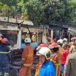 Kebakaran Hebat di Jl Tambak Dukuh Surabaya Hanguskan Lima Toko