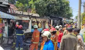 Kebakaran Hebat di Jl Tambak Dukuh Surabaya Hanguskan Lima Toko